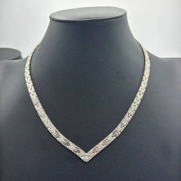 Sterling Silver Italy v shaped necklace. - Picture 1 of 4